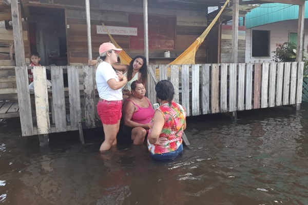 Prefeitura de Laranjal do Jari vem prestando diversos serviços durante as cheia do rio Jari.